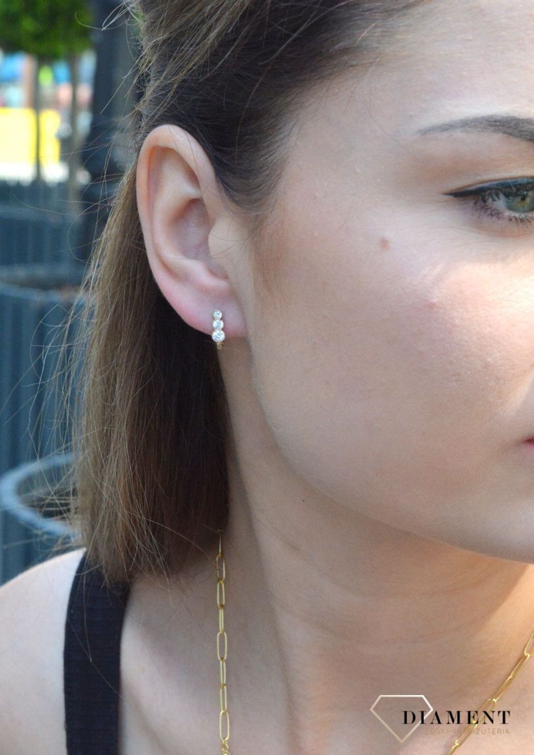 Złote kolczyki 333 z białą cyrkonią KL 10282 333. Śliczne kolczyki z kolekcji dziecięcej w kształcie trzech cyrkonii. Urocza biżuteria dla dzieci, świetnie pasująca na prezent z różnych okazji. Kolczyki sprawią radość małej mo.jpg